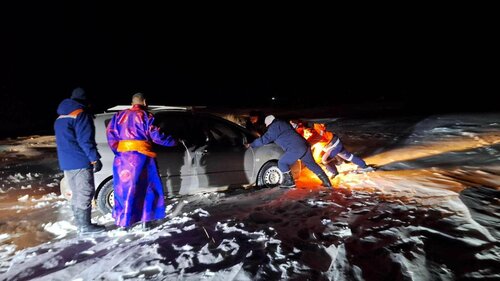 Өнгөрсөн шөнө цасанд суусан 31 машиныг гаргаж, 138 хүний аюулгүй байдлыг хангажээ